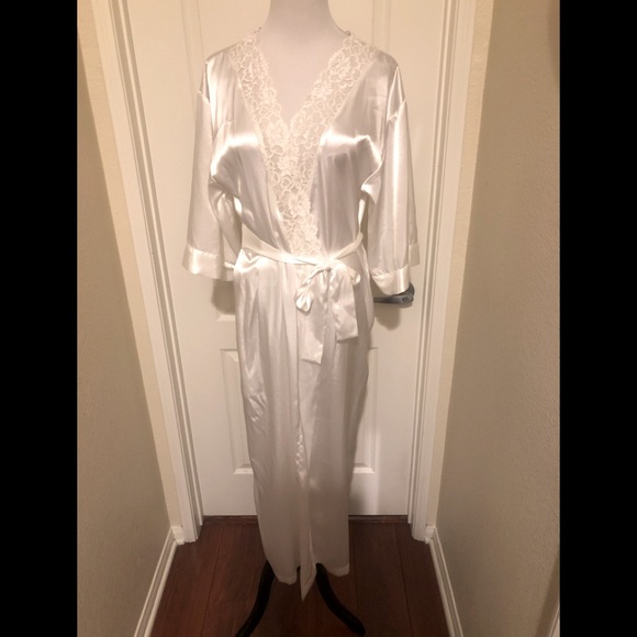 Versailles Other - ❤️ Gorgeous white Lace Satin robe with waist tie